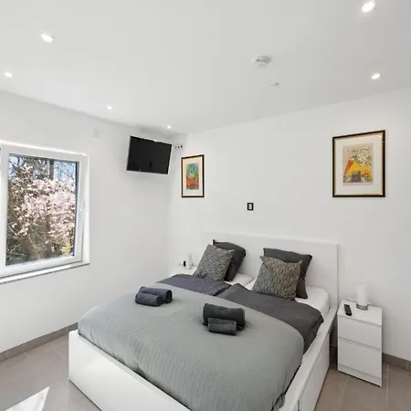 Moderne Mit Terrasse, Apartment *