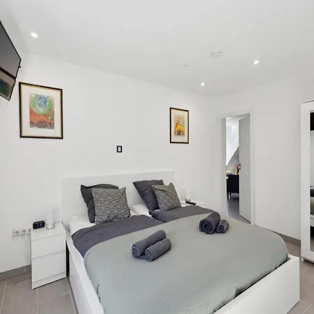 Apartment Moderne Mit Terrasse, *